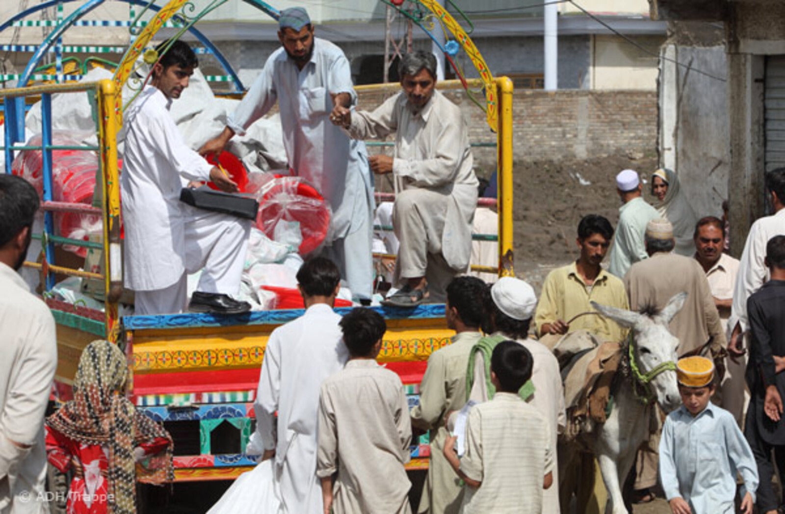 031pakistan-trappe-verteilung-handicap Flut Pakistan: