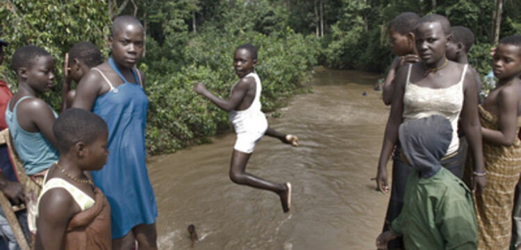 Kongo: Junge springt ins Wasser