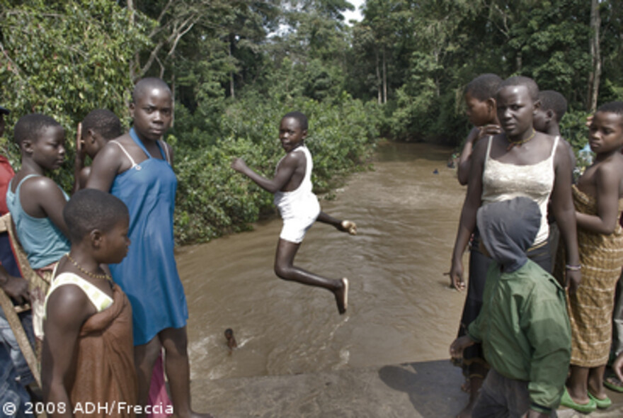 Kongo: Junge springt ins Wasser