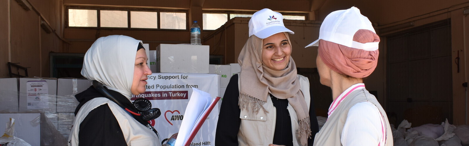 Humanitäre Helferinnen in der Türkei besprechen sich nach dem Erdbeben in der Türkei und in Syrien
