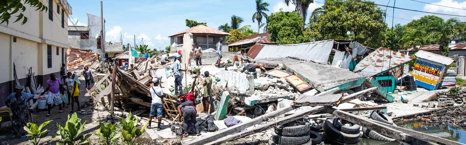 Zerstörung und Entsetzen nach dem Erdbeben: Menschen in der Stadt Jérémie in Haiti