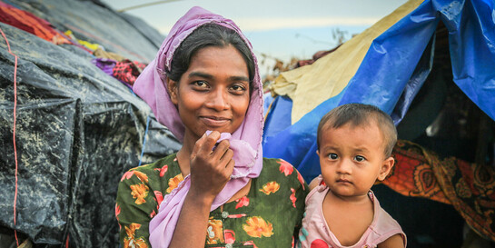 Eine Frau mit Kind aus Myanmar im Flüchtlingscamp für Rohingya in Bangladesch