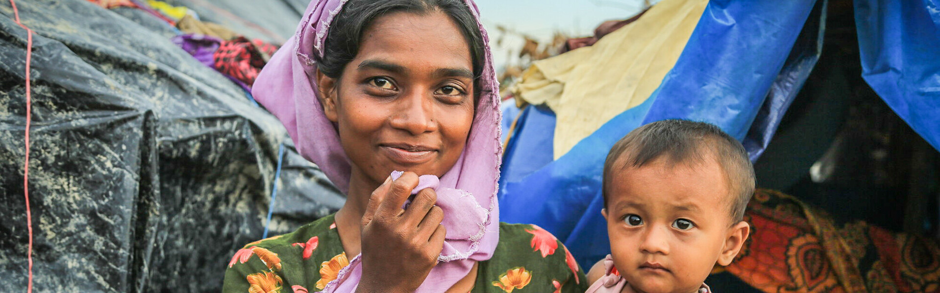 Eine Frau mit Kind aus Myanmar im Flüchtlingscamp für Rohingya in Bangladesch