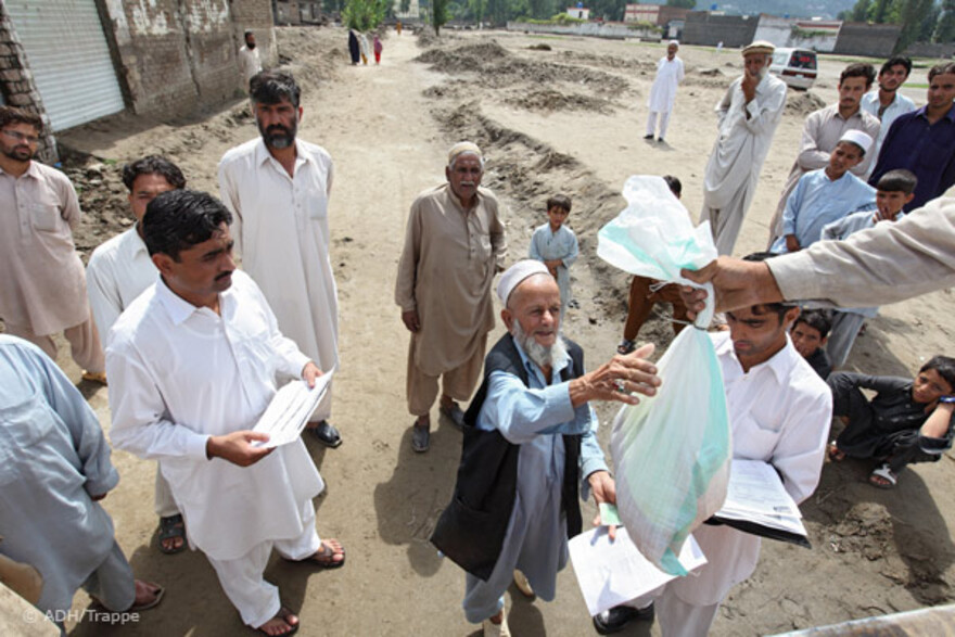032pakistan-trappe-verteilung-handicap Flut Pakistan: