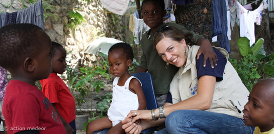 medeor hat bereits 110 Tonnen mit lebenswichtigen Medikamenten nach Haiti gesendet. Janika Simon, Projektreferentin der action medeor, koordiniert die Hilfe vor Ort.
