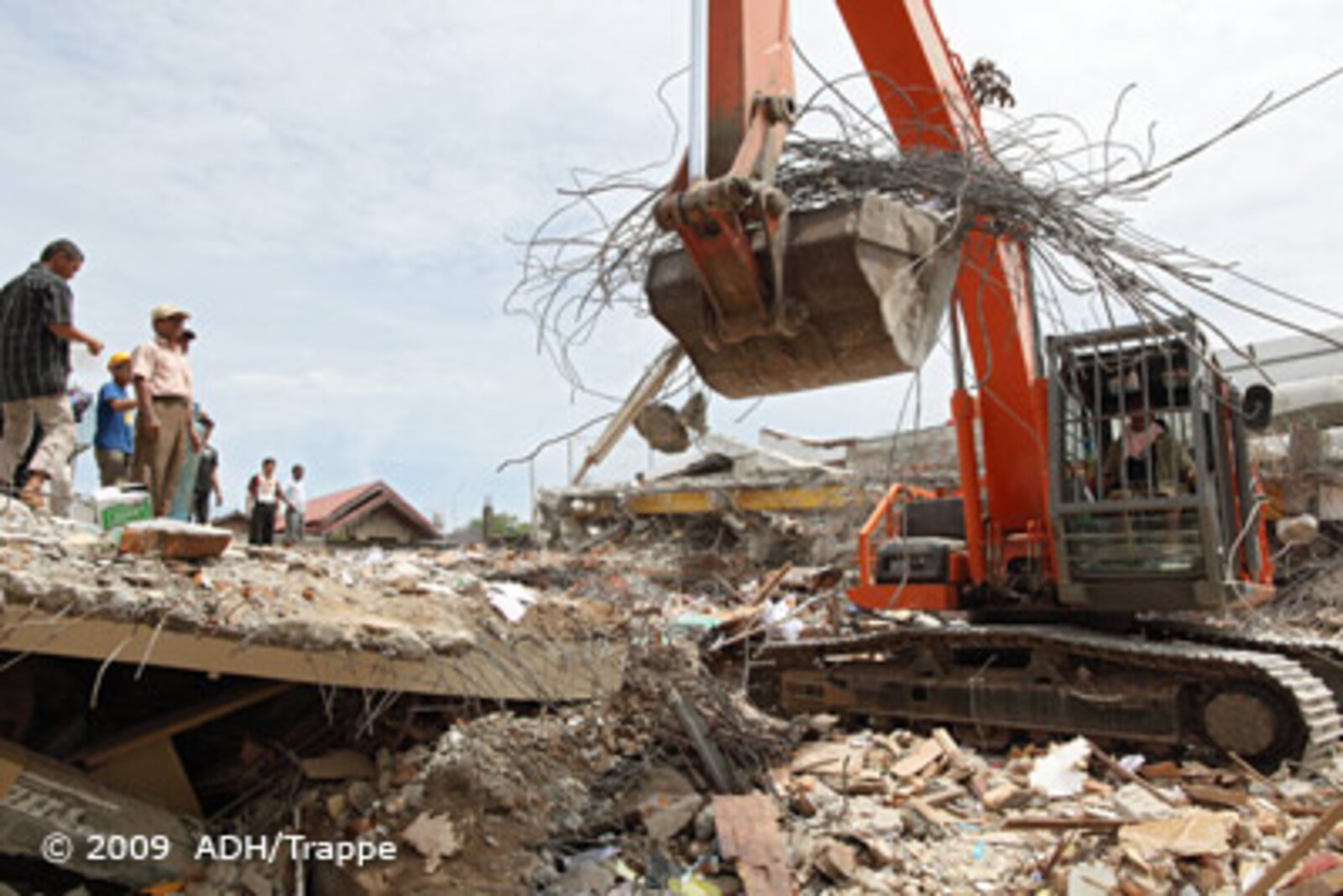 Katastrophen Südostasien: Bagger bei der Arbeit