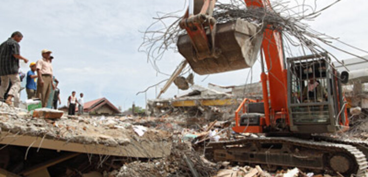 Katastrophen Südostasien: Bagger bei der Arbeit