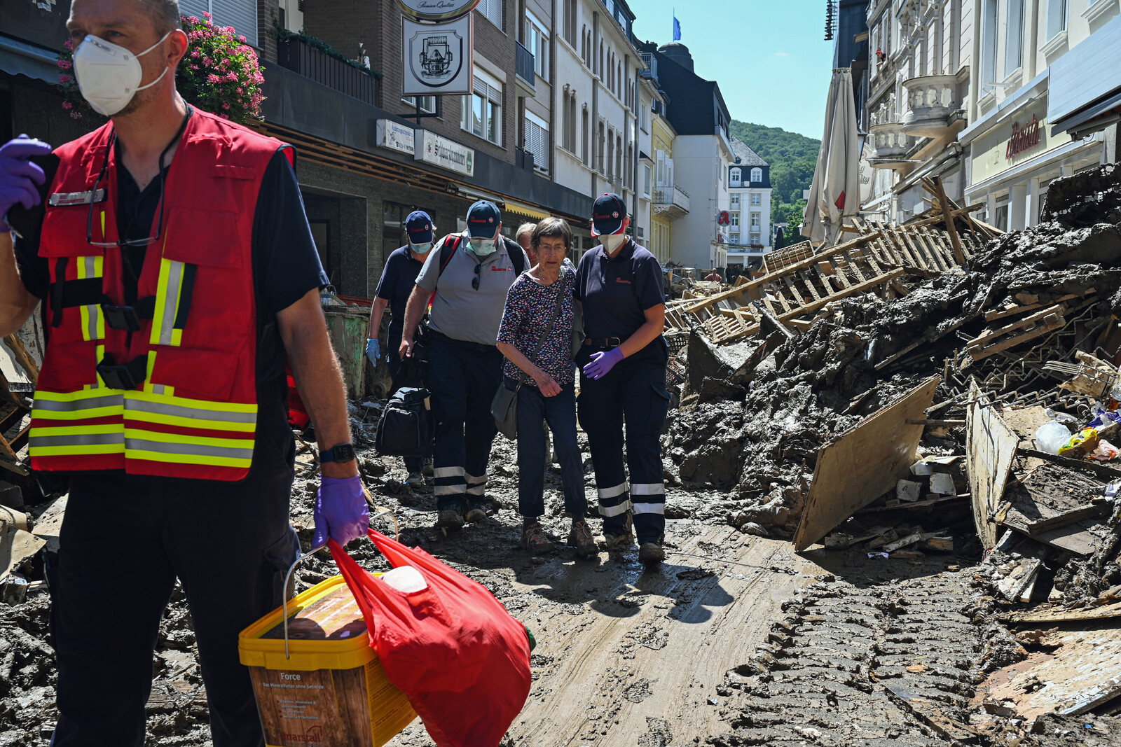 Helfer:innen bergen  Betroffene der Hochwasserkatastrophe