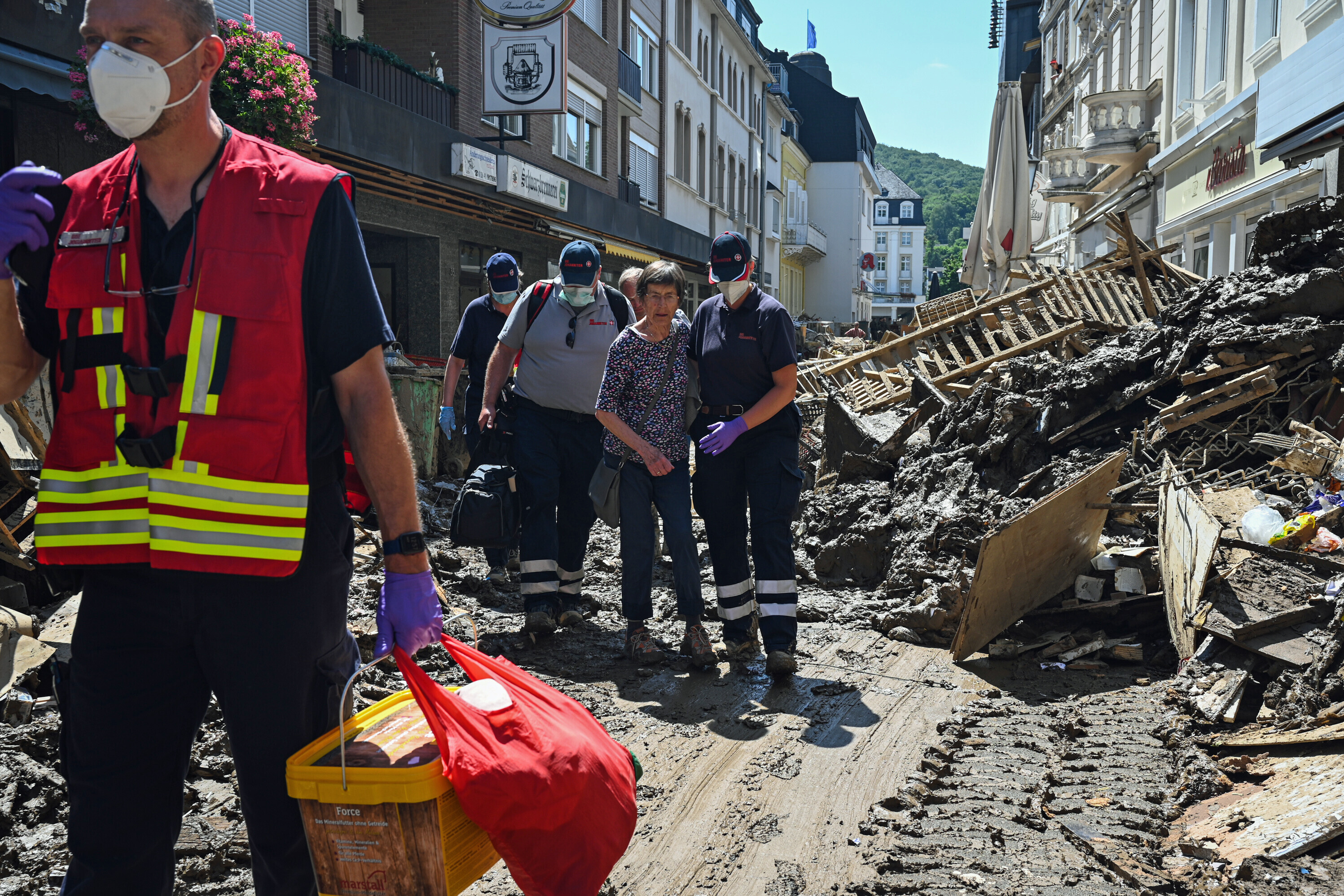 Helfer:innen bergen Betroffene der Hochwasserkatastrophe