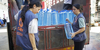 Helferinnen verteilen Trinkwasser in Gaza