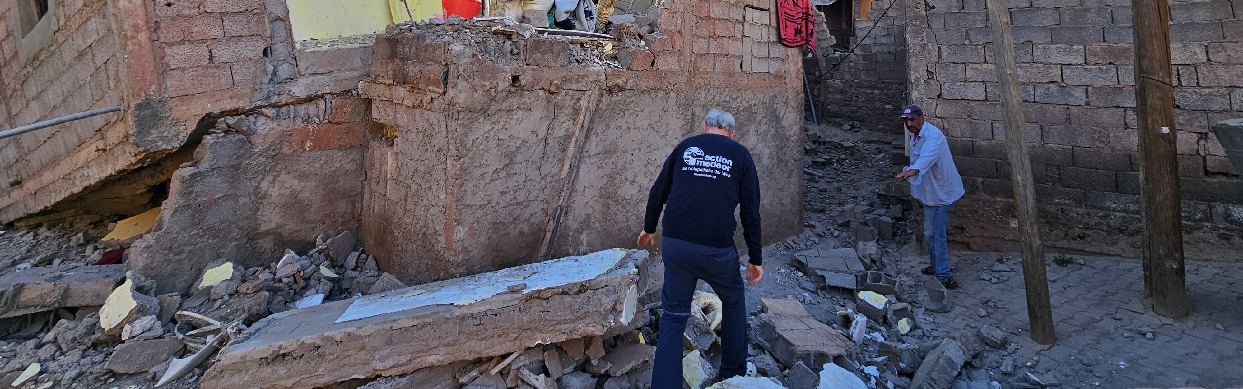 Helfer in Marokko inmitten der Zerstörung nach dem Erdbeben im September 2023