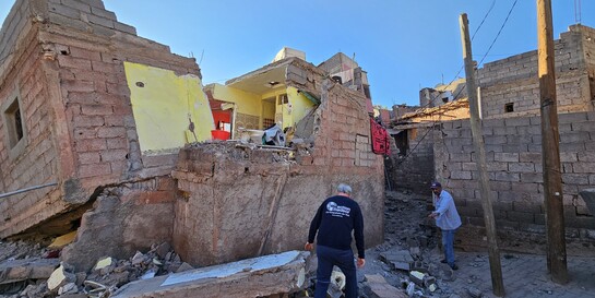  Helfer inmitten der Trümmer nach dem Erdbeben in Marokko