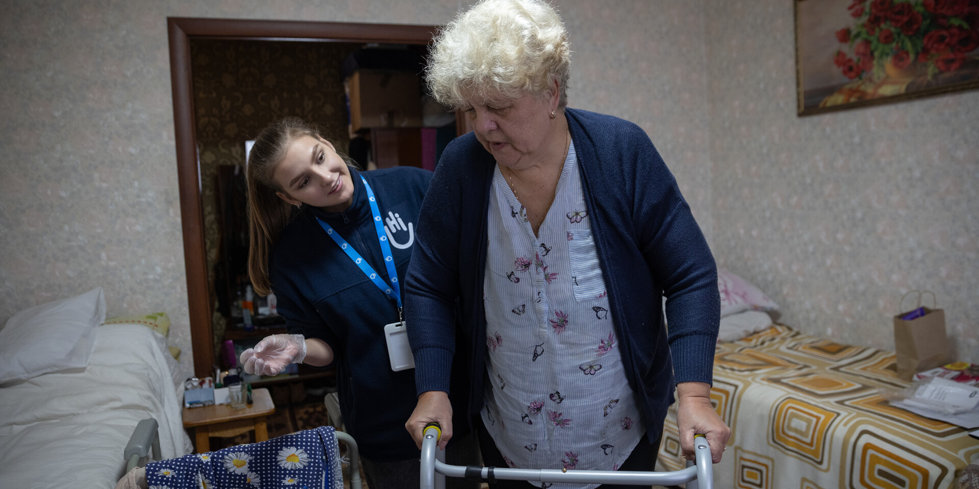 Eine Helferin von Handicap International und eine ältere Frau in der Ukraine