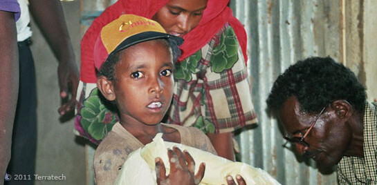 Hungersnot Ostafrika, Junge mit Getreidesack