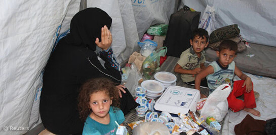 Syrische Flüchtlingsfamilie im Zelt