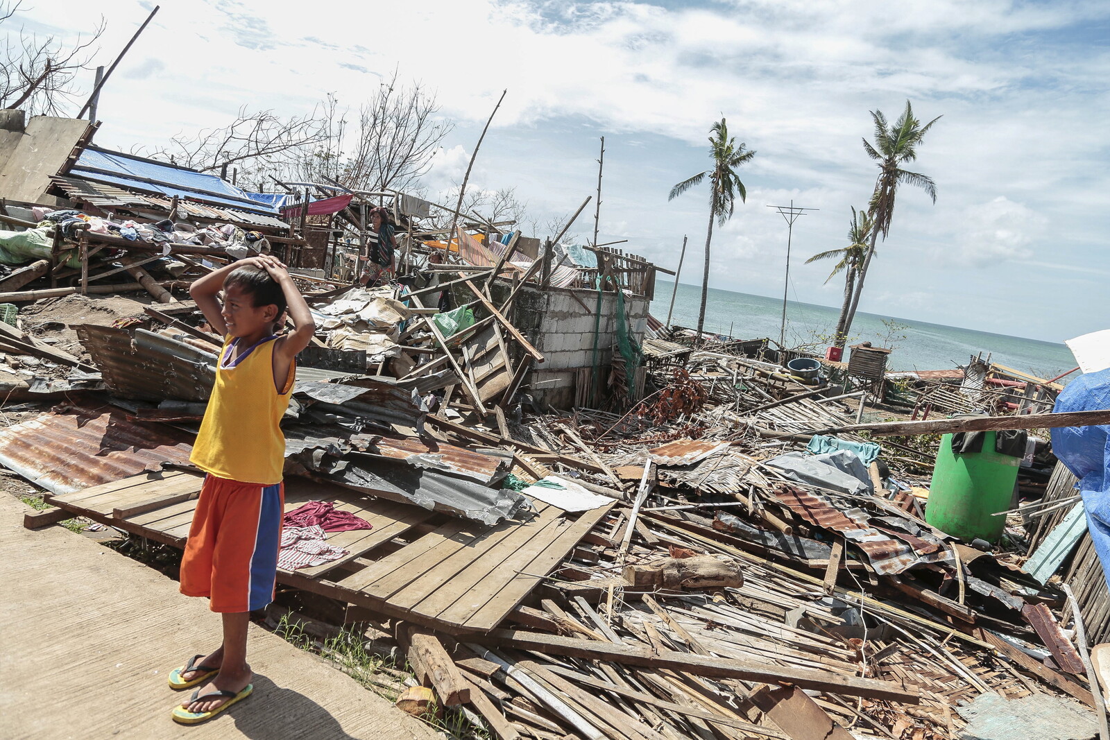Ein Junge steht am Rande von Trümmern, die der Taifun Haiyan auf den Philippinen verursacht hat 