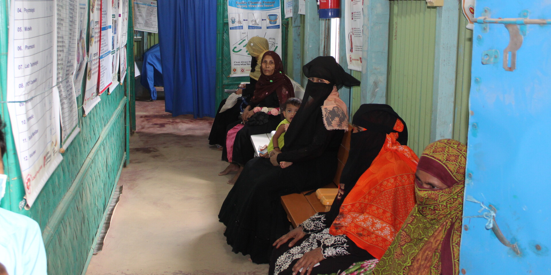 Mehrere Frauen in den Flüchtlingscamps in Bangladesch warten in einer Krankenstation auf ihre Behandlung Mehrere Frauen in den Flüchtlingscamps in Bangladesch warten in einer Krankenstation auf ihre Behandlung