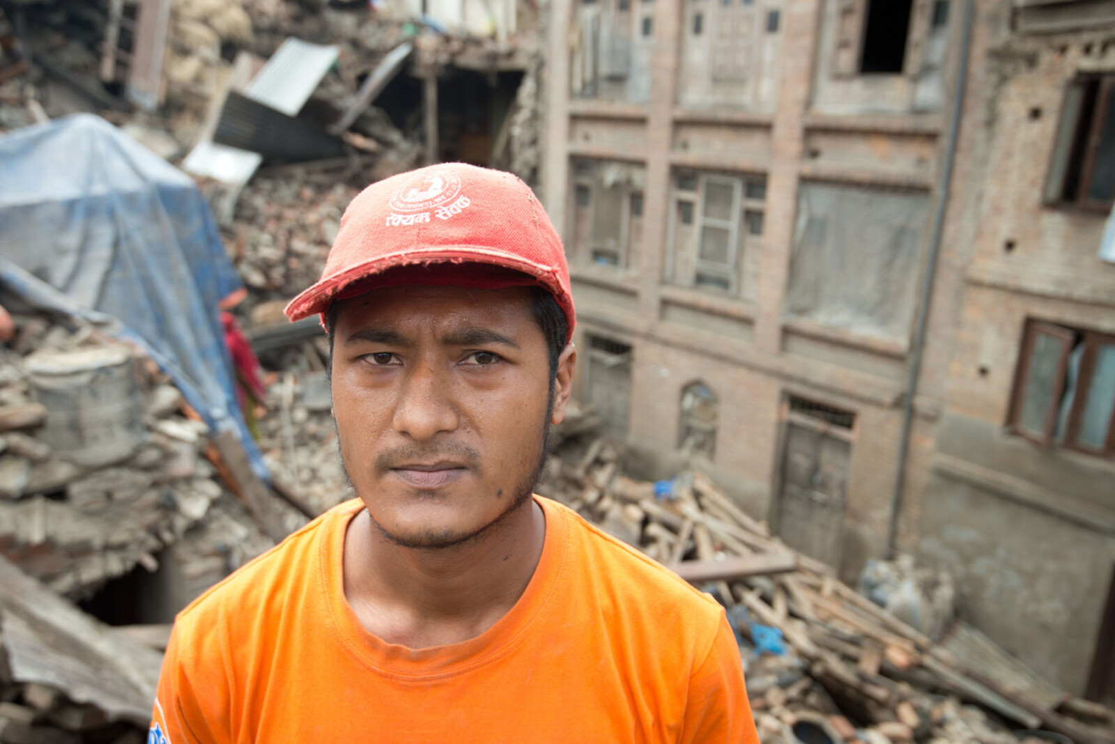 Mann steht in Trümmern in Nepal. Er ist eines der Opfer des Erdbebens in Nepal.