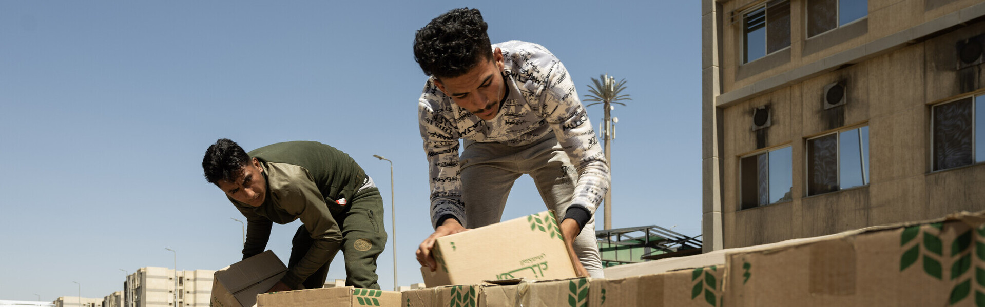 Zwei Helfer in Kairo verladen Hilfspakete für die Menschen in Gaza