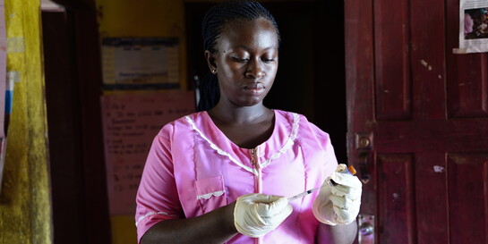 Die 29-jährige Rosaline ist leitende Krankenschwester in Kakoya (Sierra Leone) und Mutter von zwei Söhnen