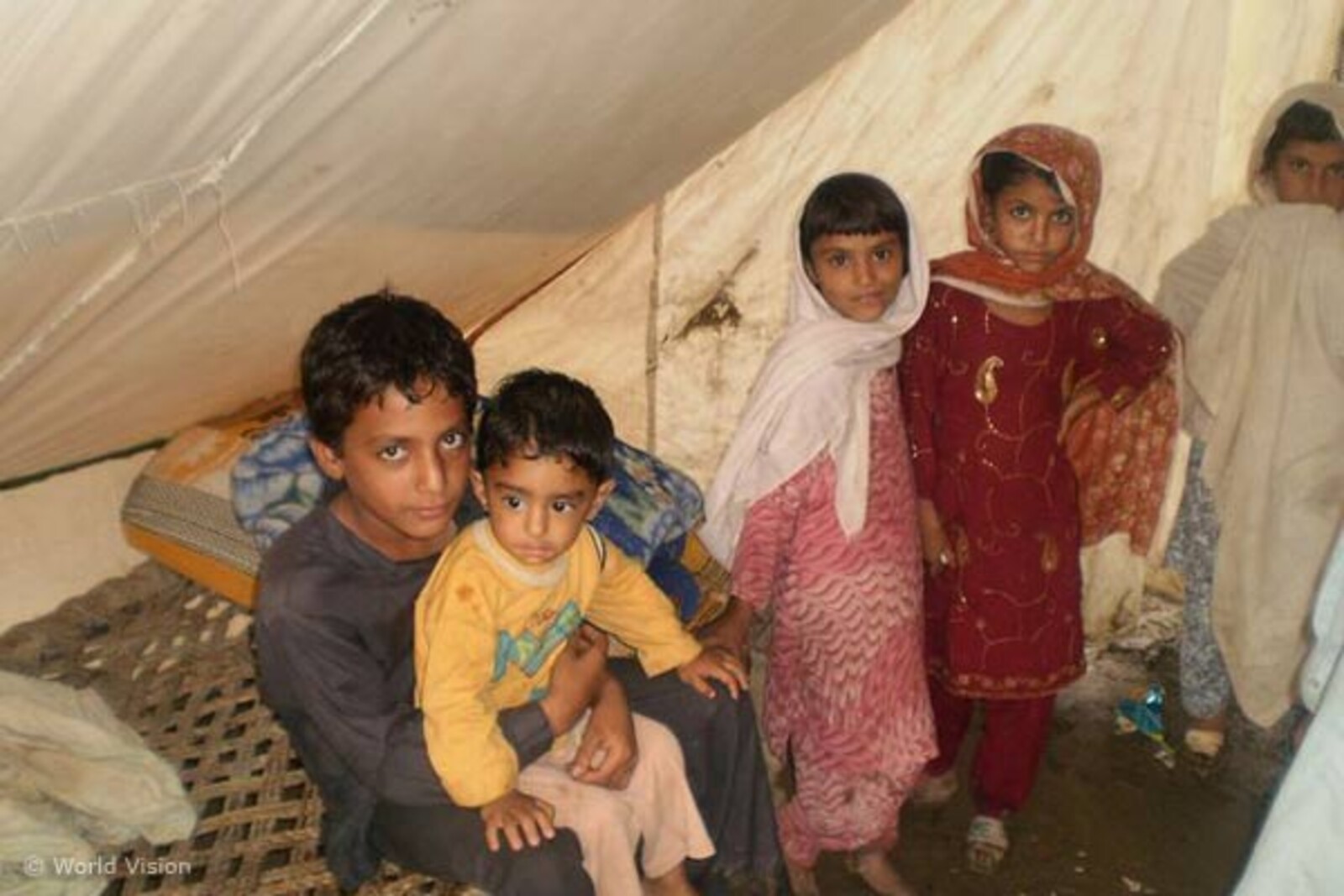 zelt-kinder Flut Pakistan: Kinder im Zelt