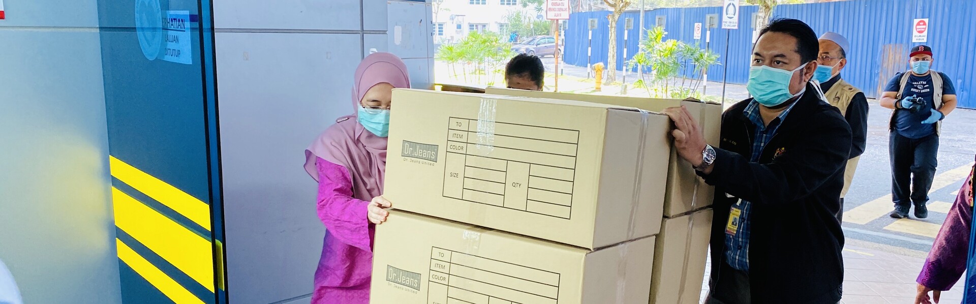 Hilfsgüter zum Schutz vor der Corona-Pandemie kommen in Malaysia an