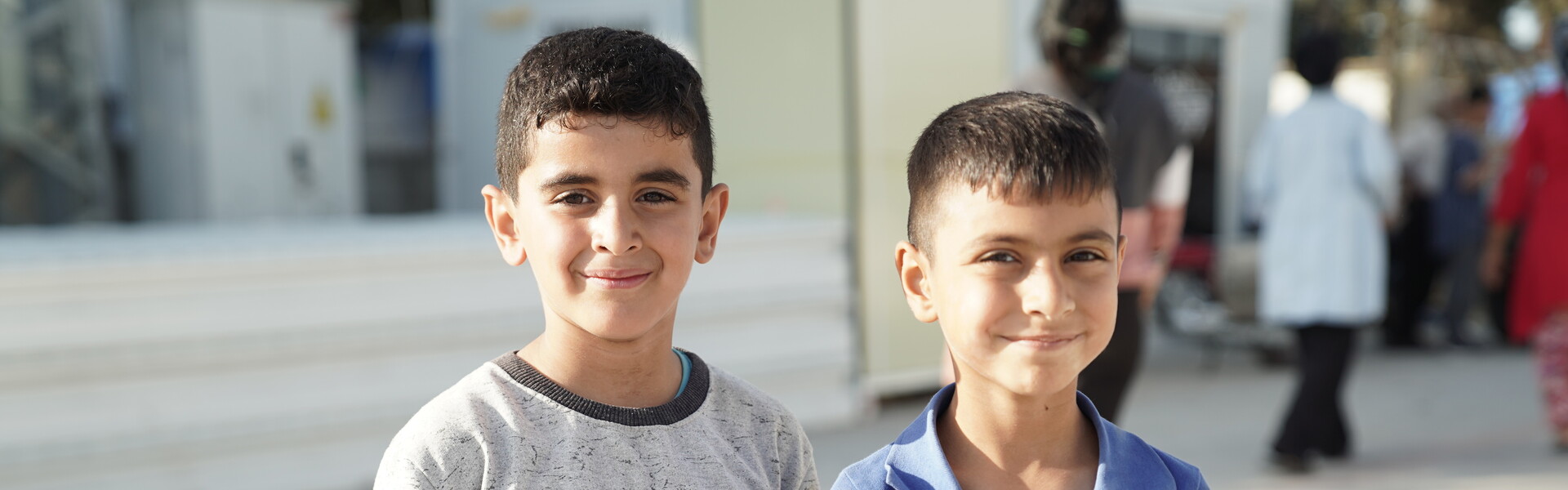 Zwei Jungen in einer Unterkunft für Geflüchtete in der Erdbebenregion in Syrien