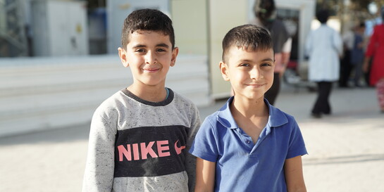 Zwei Jungen in einer Unterkunft für Geflüchtete in der Erdbebenregion in Syrien
