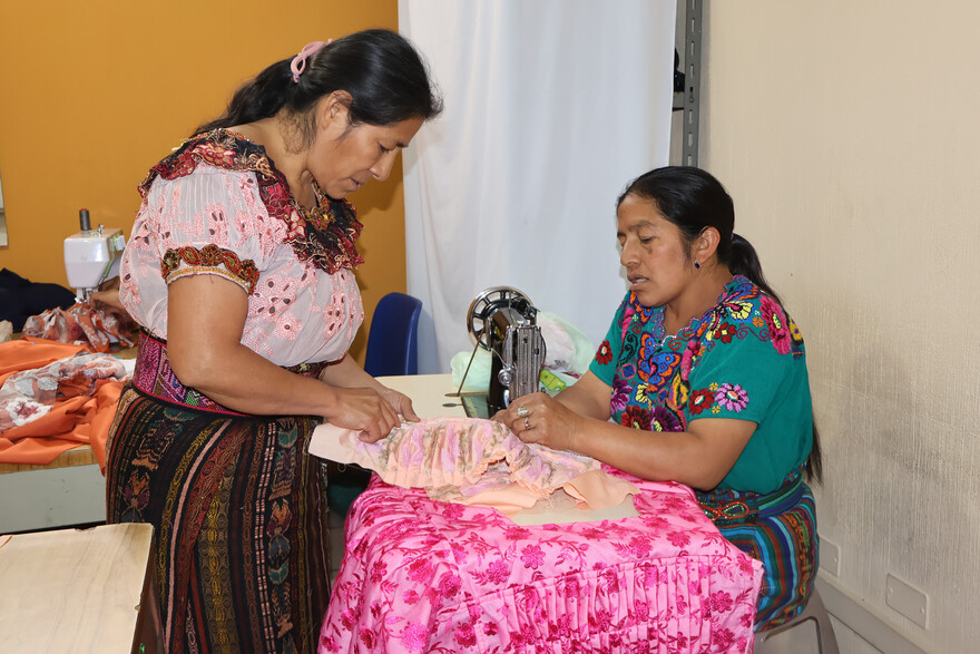 Zwei Frauen in Guatemala an einer Nähmaschine