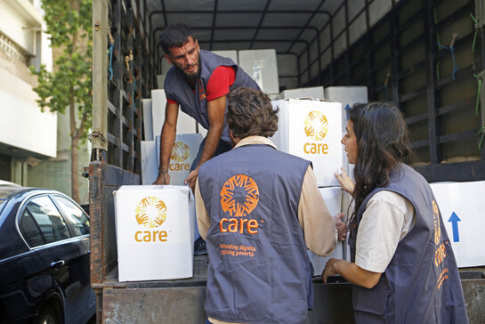 Drei Helfer:innen von CARE laden Kartons aus einem Wagen im Libanon