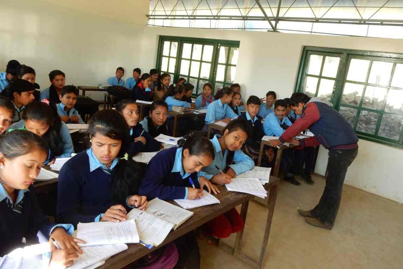 Nach dem Bau einer neuen Schule können diese Kinder in Nepal wieder unterrichtet werden