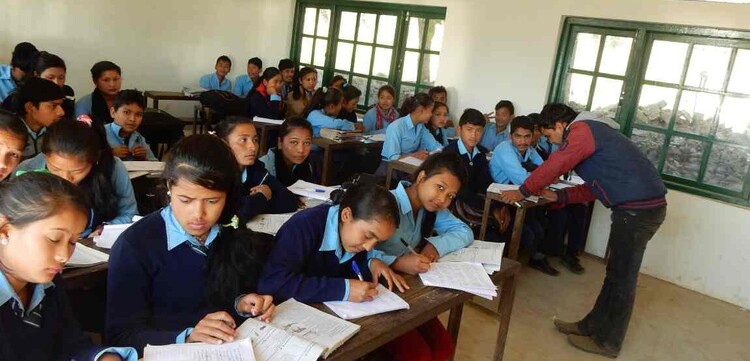 Nach dem Bau einer neuen Schule können diese Kinder in Nepal wieder unterrichtet werden Nach dem Bau einer neuen Schule können diese Kinder in Nepal wieder unterrichtet werden