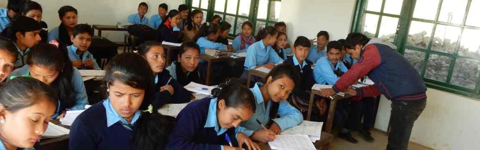 Nach dem Bau einer neuen Schule können diese Kinder in Nepal wieder unterrichtet werden