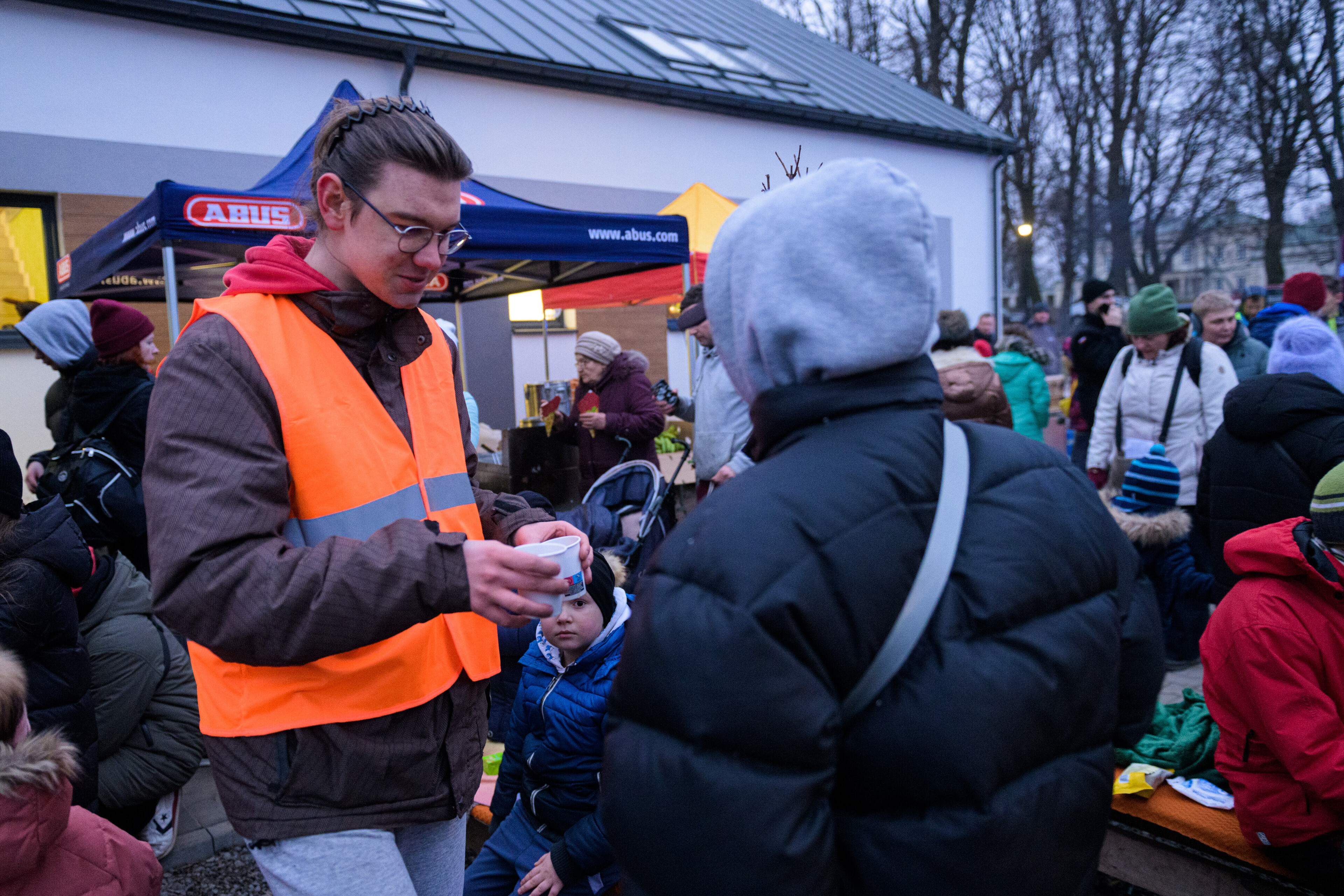 Menschen aus Nachbarländern helfen ehrenamtlich Menschen aus Nachbarländern helfen ehrenamtlich