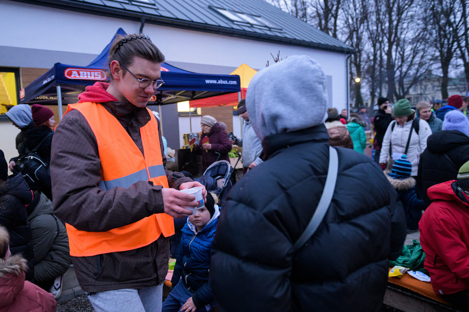 Menschen aus Nachbarländern helfen ehrenamtlich