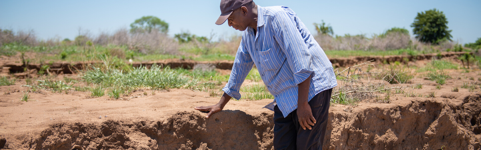 Der Landwirt Manuel Ziwa in der mosambischen Provinz Sofala zeigt Aktion Deutschland Hilft, wie verwüstet sein Land nach Zyklon Idai ist