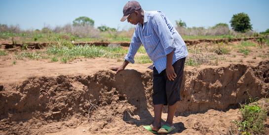 Der Landwirt Manuel Ziwa in der mosambischen Provinz Sofala zeigt Aktion Deutschland Hilft, wie verwüstet sein Land nach Zyklon Idai ist