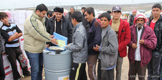 Unser Bündnismitlglied Arbeiter-Samariter-Bund (ASB) versorgt im Nord-Irak Flüchtlinge mit dem Nötigsten. Besonders wichtig ist die Verteilung von Öfen, Brennmaterial, Decken und Matratzen.