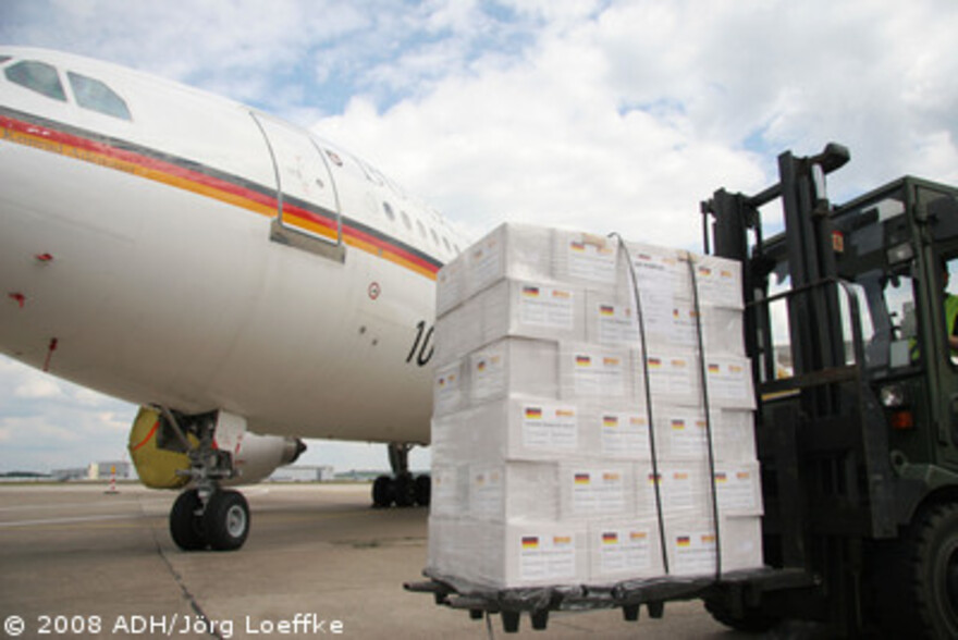 Zyklon in Birma: ADH Hilfsgüter werden zum Abtransport nach Birma verladen