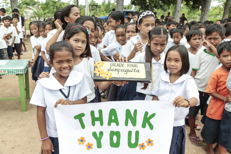 Kinder auf den Philippinen bedanken sich für die Nothilfe nach Taifun Haiyan