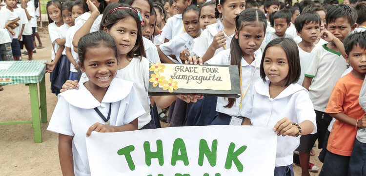 Kinder auf den Philippinen bedanken sich für die Nothilfe nach Taifun Haiyan