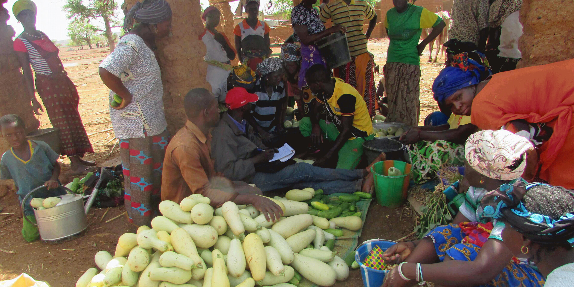 Frauen in Burkina Faso verkaufen Gemüse auf dem Markt Frauen in Burkina Faso verkaufen Gemüse auf dem Markt