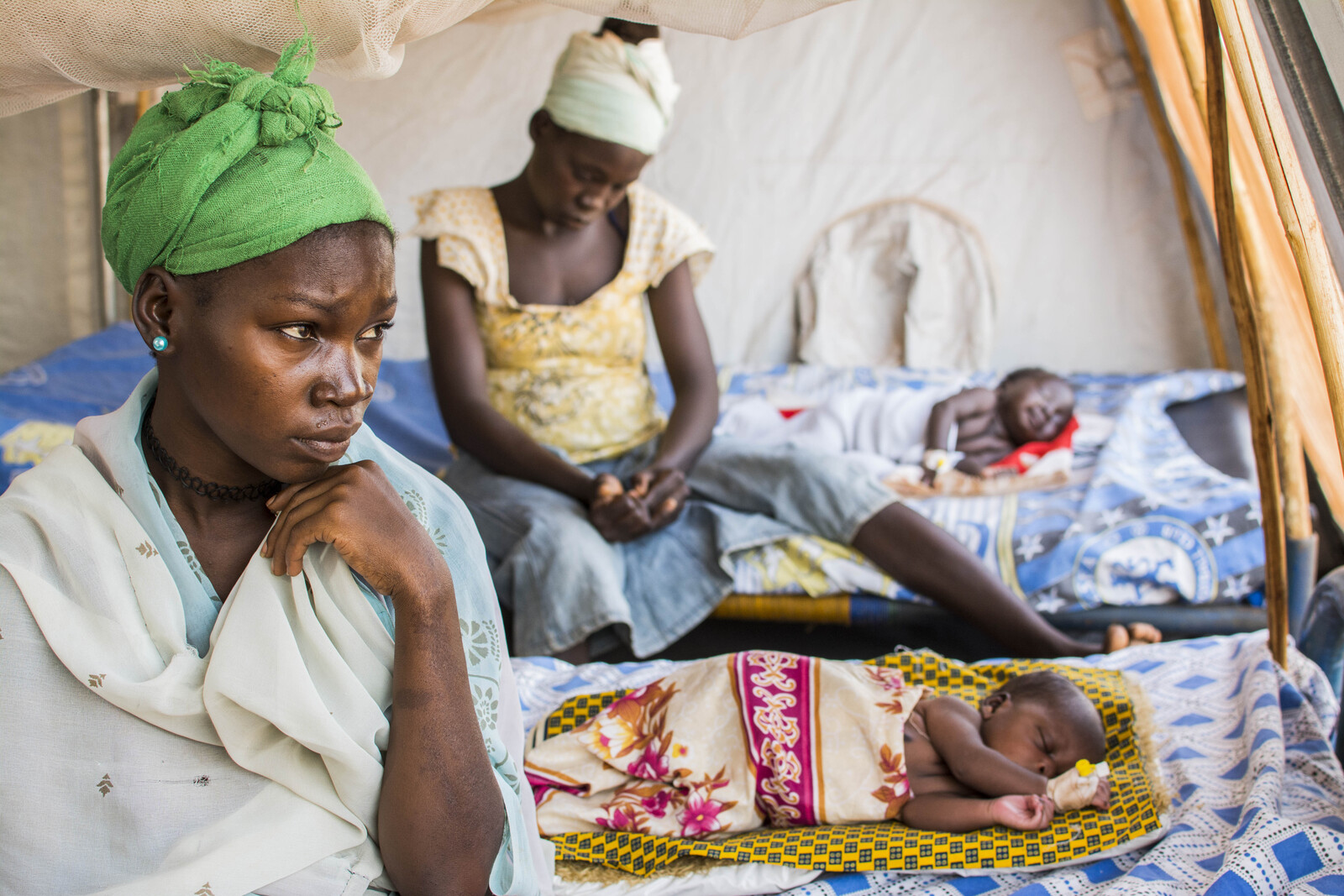 Mütter mit ihren kleinen Kindern, die in Kenia medizinisch versorgt werden.