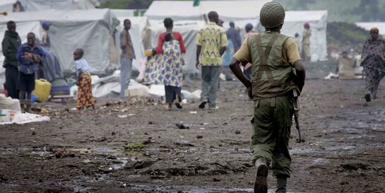 Ein Soldat patrouilliert durch ein Flüchtlingscamp im Kongo