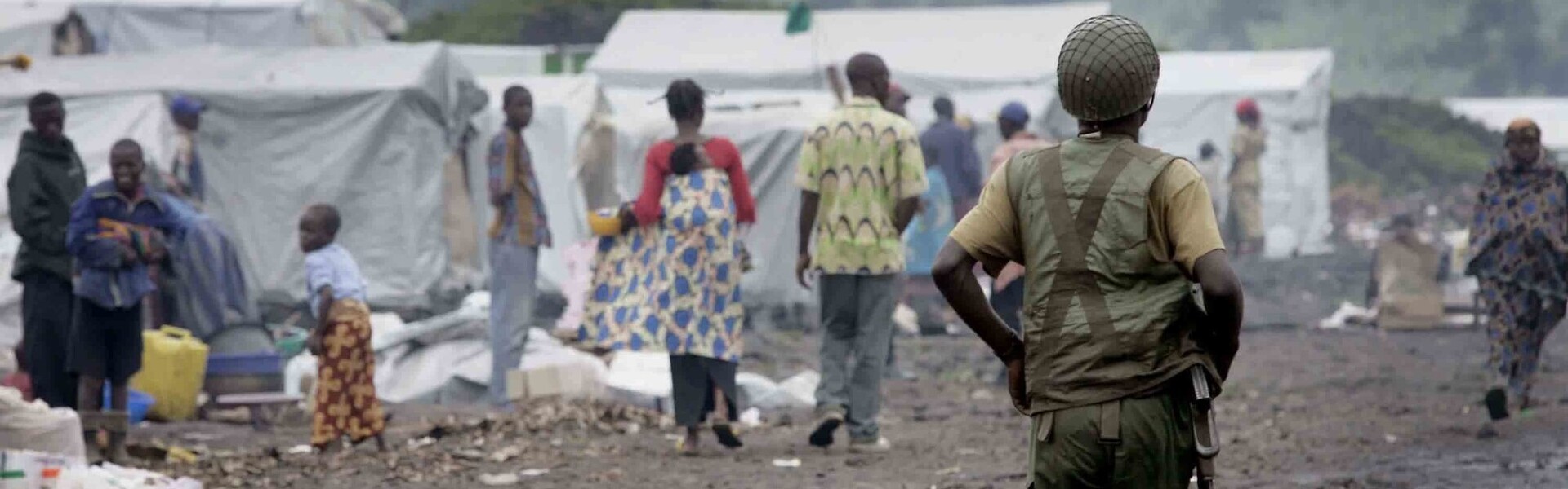 Ein Soldat patrouilliert durch ein Flüchtlingscamp im Kongo