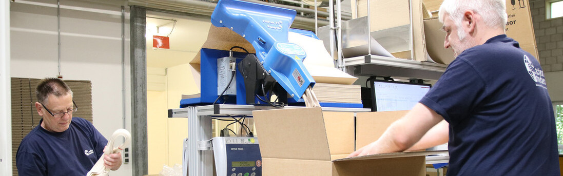 Mitarbeiter von action medeor verpacken im Lager Hilfsgüter
