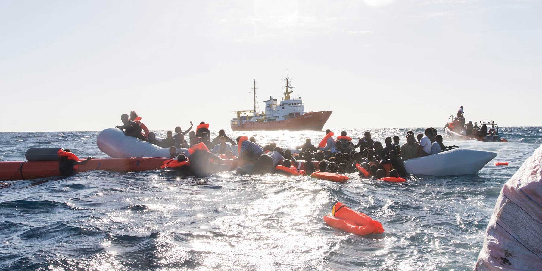 Hilflos auf dem Meer treibende Flüchtlinge werden von Helfern des Rettungsschiffes Ocean Viking geborgen Hilflos auf dem Meer treibende Flüchtlinge werden von Helfern des Rettungsschiffes Ocean Viking geborgen