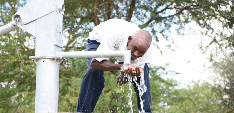 Mann an Brunnen in Somalia