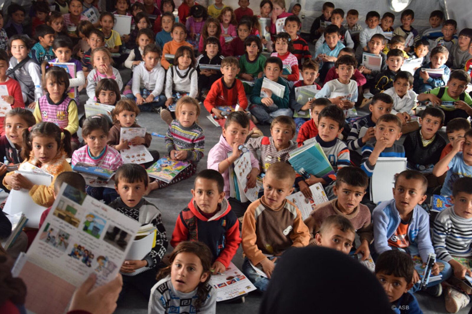 Um in großen Flüchtlingslagern die Ausbreitung von Krankheiten zu vermeiden, lernen schon die Kinder die wichtigen Hygieneregeln.