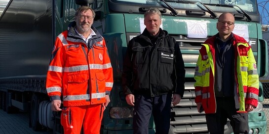 Eine LKW-Ladung an Hilfsgütern der Johanniter für Geflüchtete aus der Ukraine steht bereit